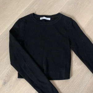 svart tröja - svart tröja från zara i bra skick som inte används längre 💕säljer även en i grönt och vitt 💌kontakta mig vid intresse eller för fler bilder 💋pris kan diskuteras 