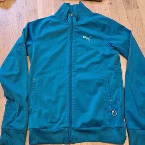 Tight träningskofta - Jättefin vintage tight träningskofta från puma. Har gått sönder vid dragkedjan men går att sy ihop igen. 