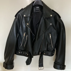 Skinnjacka ZARA - Stl är XL men skulle säga att den är oversized till modellen snarare. Jag är 175cm och brukar ha M. På mig sitter den bra utan att se för stor ut alls. Lite mer ”Cool” bara.  De yttre fickorna är riktiga fickor🙏  Jag har använt jackan väldigt lite.  