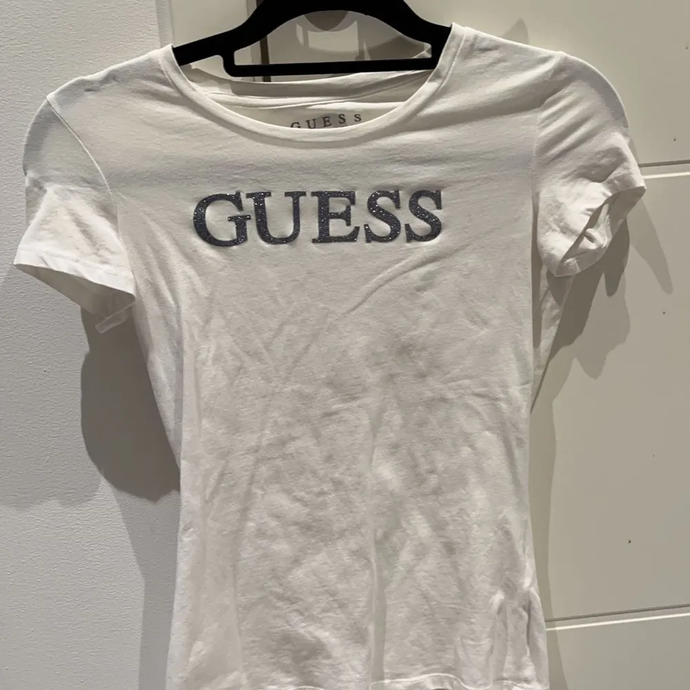 Guess tshirt. T-shirts.