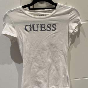Guess tshirt