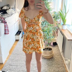 Blommig klänning  - Fin klänning från H&M🫶🏼Bara testad! Köparen står för frakt💌
