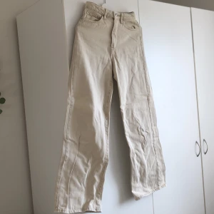 Beiga jeans - Beiga jeans från Gina! Säljer pga att de inte är min stil längre. 