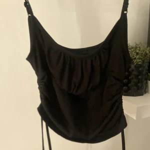 Shein topp - En svart söt topp!🫶🏽 använder inte därför säljer jag den, den är i bra skick🌸 