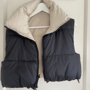 Väst - Väst från Zara, kan användas som en svart eller beige väst. Har använt den 1-2 gånger och köptes förra året. Är i väldigt gott skick