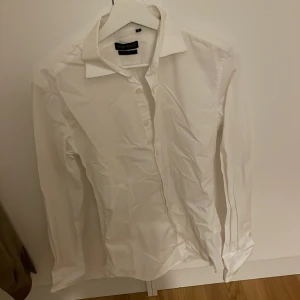 Sljorta - Vit skjorta i slim