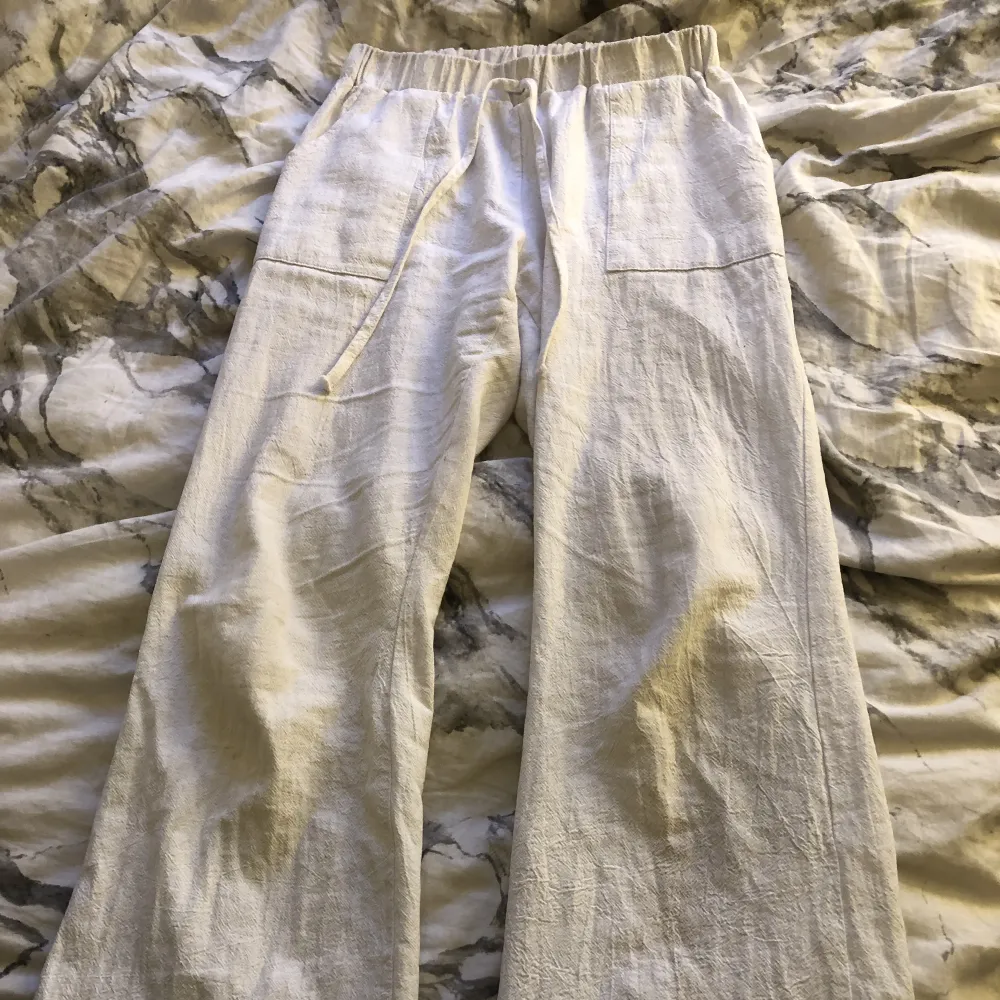 Ett par lågmidjade linnebyxor i färgen vit. Egentligen inget fel på de bara att de är för tajta för mig vid magen. Hur sköna som helst😻🌸(fakesnören). Jeans & Byxor.