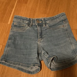 Blåa jeans shorts  - Perfekta för en dag på stranden när det är varmt ute kan varmt rekommendera. Har använt 2 gånger. 