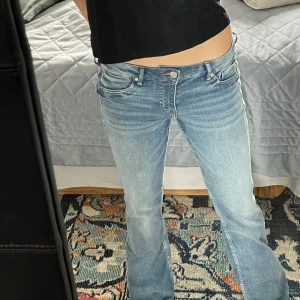 Low waist jeans - Säljer dessa super lågmidjade bootcut jeansen från hm. De är aldrig använda så därav nyskick!