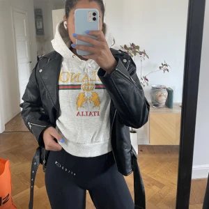 Hoodie med tryck - Croppad Hoodie med tryck.