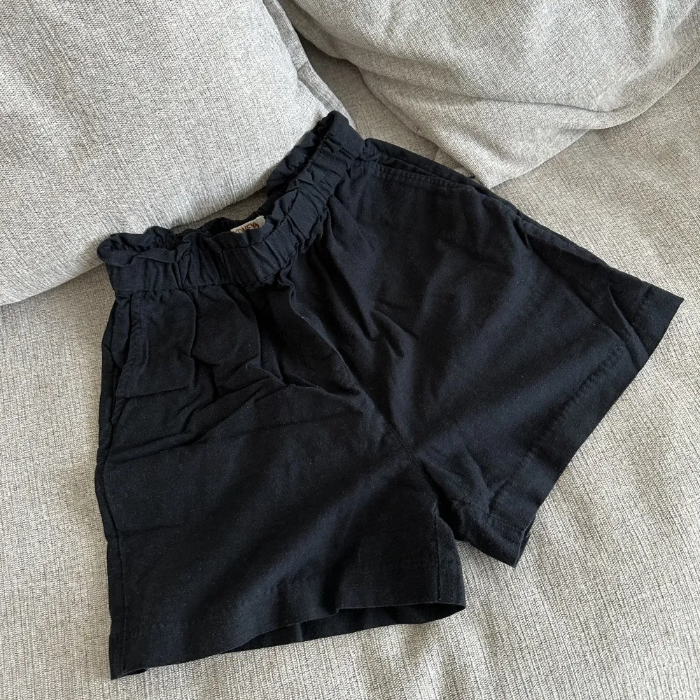 Säljer dessa svarta shorts för dem börjar bli för små för mig, super fina! . Shorts.
