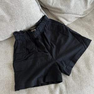 Säljer dessa svarta shorts för dem börjar bli för små för mig, super fina! 