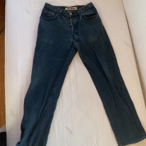 Crocker jeans - Thriftade. Sitter bra, straight fit