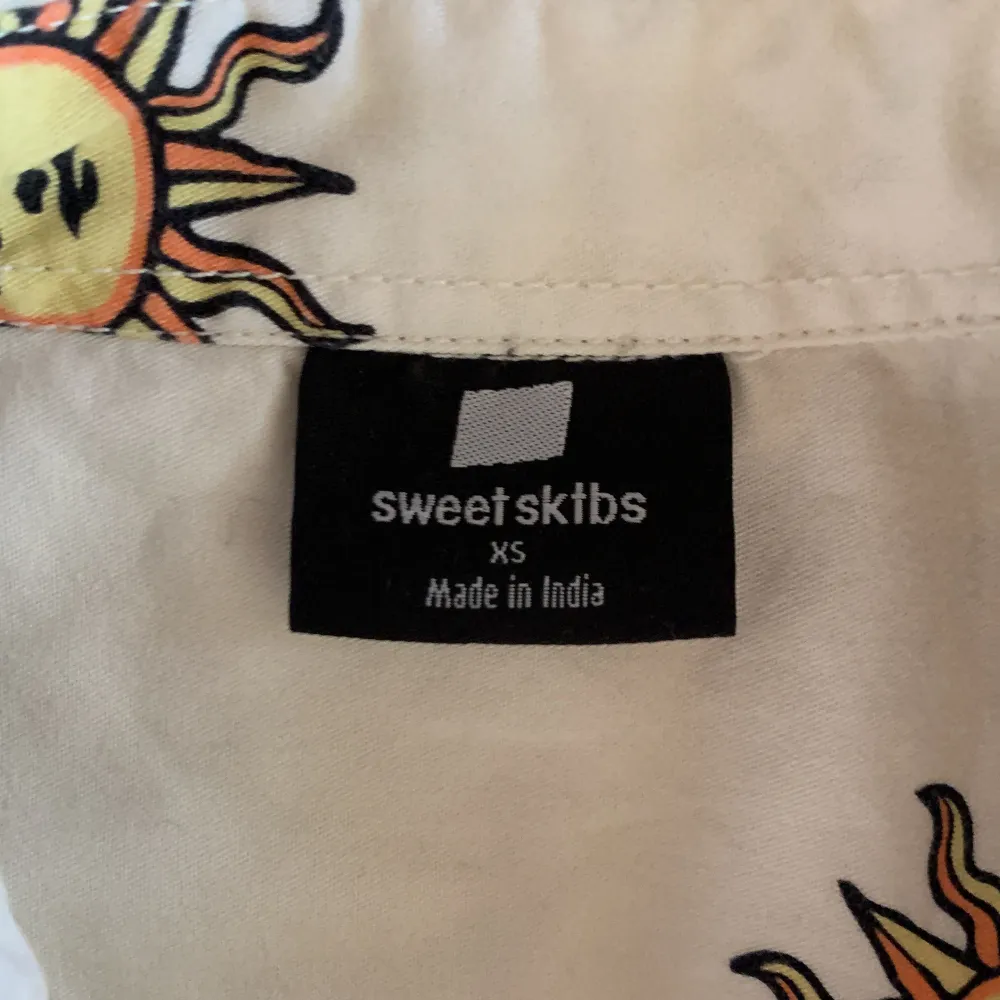 Sweet skbts skjorta, använd kanske 4 ggr, bra skick. Ganska oversizes passform, bekväm och perfekt för sommarn. Skjortor.
