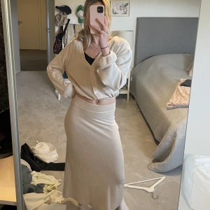 Set kjol & kofta från zara  - Säljer detta supersöta setet från zara, använt fårtal gånger! Kan även användas separat🤍 strl S säljer för 190 exkl frakt!