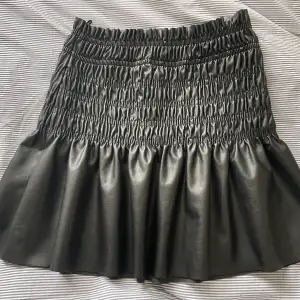 Fin kjol från Gina tricot. Använd få gånger! 