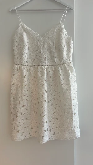 klänning - mer som en liten M/ stor S. aldrig använd