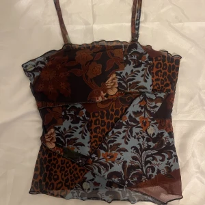 Mönstrat fodrat meshlinne i strl S - Använd 1 gång på semester. Se sista bilden för fodret. Passar strl XS-S. Stretchigt linne!! 