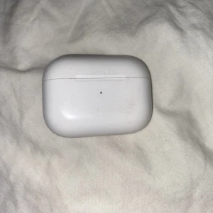 Airpods pro case - Fungerar som det ska lite slitet på utsidan!!🫶🏻