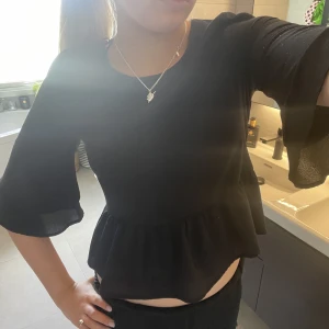 Volang blus med trekvartsärm  - Jätte fin volangblus med trekvartsärmar! Perfekt till sommaren och våren 😍 