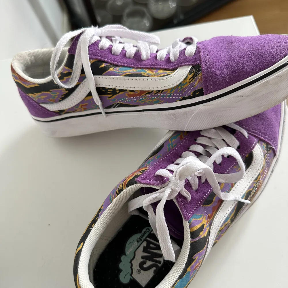 Säljer dessa supercoola Vans pga ingen användning av de. De är använda ett par gånger men är i fint skick! Köpta förra året för 699kr🔥💜 Skriv för bättre bilder🥰. Skor.