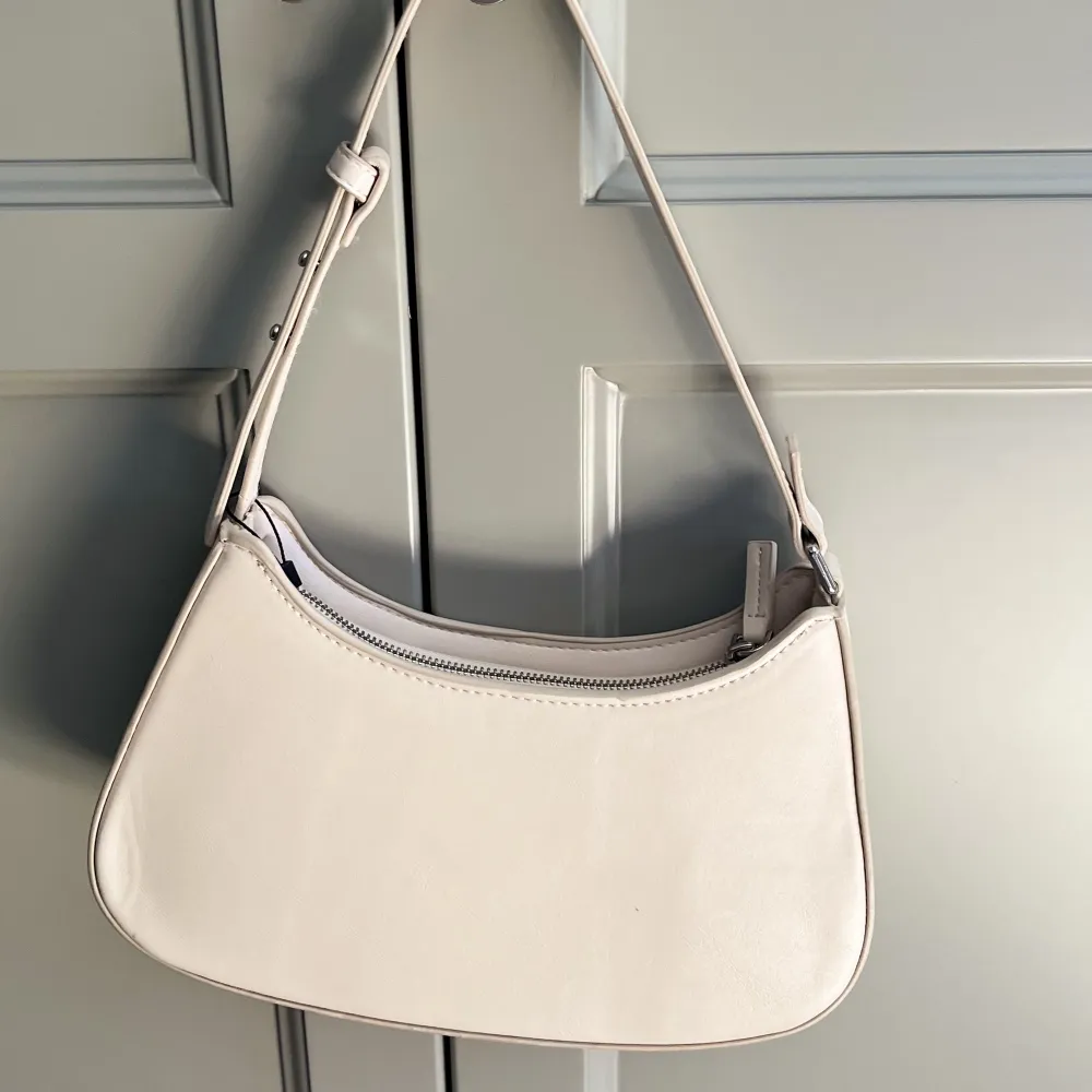 vit beige handväska/ shoulderbag från mango 🤍🤍 aldrig använts 🩷 säljer pga att den inte kommer till användning 🤍. Väskor.