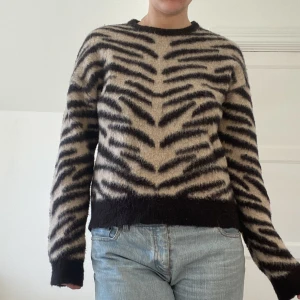 Finstickad tröja - Från NAKD. Inga defekter, som ny. Djurmönster.  