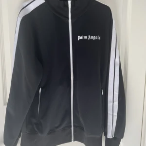 Palm Angels Track Shirt  - Palm angels track shirt i nyskick, köpt för ca 4500kr  Storlek XL (passar L)  Köpt från Farfetch, tag finns 