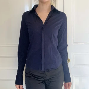 Skjorta - Marinblå skjorta från tommy hilfiger. Fin passform och långa ärmar! Färgen är marinblå.