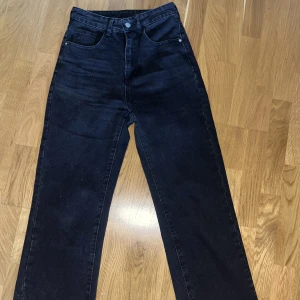 Straight jeans  - Svarta jeans med raka ben.  Aldrig använda, säljer då dem hängt i min garderob väldigt längre och inte passar.  Inte helt säker var dem är ifrån då jag klippt av lappen. Stor i storleken. 