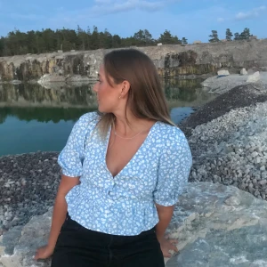 Sommarblus - Blå sommarblus med knapprfram och puffiga armar. 