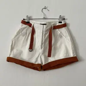 Jättefina Vita klassiska shorts för 110kr i storlek XS-S🧡 perfekt för sommaren!