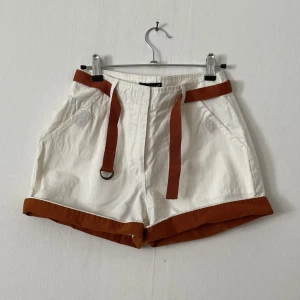 Vita shorts - Jättefina Vita klassiska shorts för 55kr i storlek XS🧡 perfekt för sommaren!