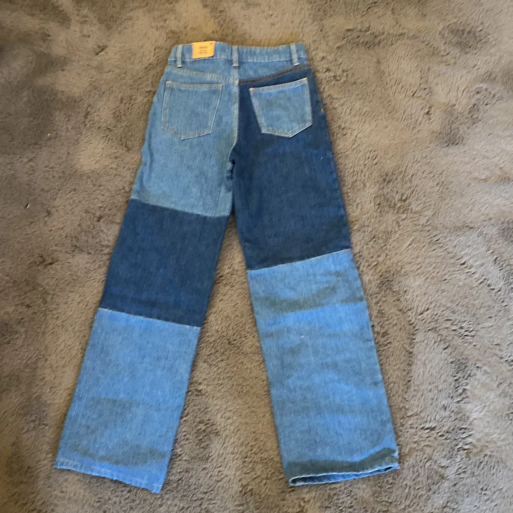 Midwaist, wide leg vanja jeans, helt oanvända. Justerbar midja. Pris kan diskuteras ❤️. Jeans & Byxor.