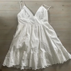 Vit zara klänning - Hej!  Jag säljer denna klänning från Zara som jag endast har testat. Den kommer inte till användning för mig därav säljer jag den. Storlek M men den passar även s och xs. 🤍