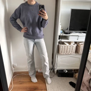 Weekday jeans - Ljusblå jeans från weekday som är för små på mig. I modellen voyage och de hamnar lite under naveln. I nyskick