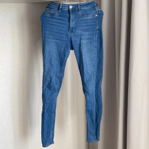 Jeans  - Blå Molly byxor från Gina tricot i storlek M. Använd några enstaka gånger under åren! Nypris 360kr.