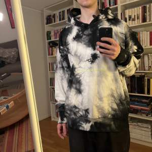 Tie-dye hoodie från Diesel, använt skick, nypris: 1700kr, vit och mörkblå färg, heavyweight