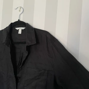 Linne skjorta  - Jättefin linne skjorta ifrån H&M perfekt nu till sommaren. En favorit i garderoben men har blivit lite liten för mig tyvärr. 100% linne. Släng iväg ett pm vid intresse 😊