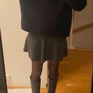 Stickad kjol - Använd ett fåtal gånger. Från zara, säljs inte på deras hemsida längre 💕storlek M men sitter mer som S💕