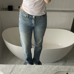 Blåa midwaist jeans - Midwaist raka jeans i en snygg blå tvätt från Dr denim! Fint skick💙 Skriv privat för frågor😇