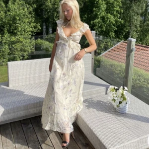 Drömmig klänning - Så drömmig blommig klänning från H&M, min midsommar klänning från förra året så endast använd en gång! Helt otroligt fin, i storlek S ✨🌸🙌Slutsåld överrallt. Perfekt nu till studentmottagningar, skolavslutningar och midsommar 😍 (Alva Blomdahl på bilderna!)