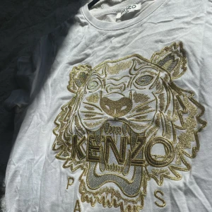 Tröja - Kenzo t-shirt (kopia), guld tryck, använd en gång. Storlek M!