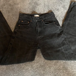 Gina jeans - Jeans från Gina tricot. Jeansen är svarta och lite urtvättande färg. Det går att skriva för fler bilder💕köparen står för frakten
