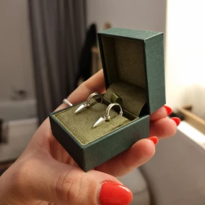 Maria Nilsdotter Tiny Poison Earrings  - 2st i silver, använda ett fåtal gånger, asken ingår. Läs min bio tack. 😅