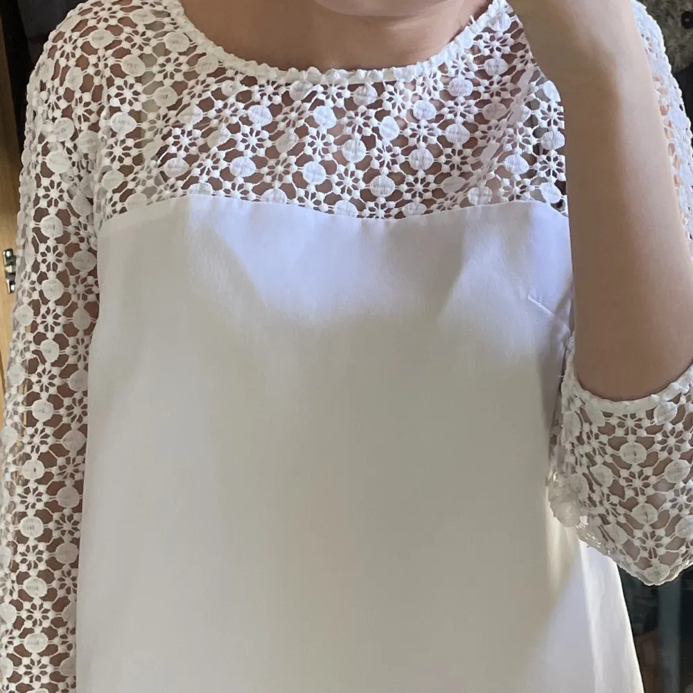 Supersnygg vit blus. Väldigt somrig och fin när man blir lite brun. . Puserot.
