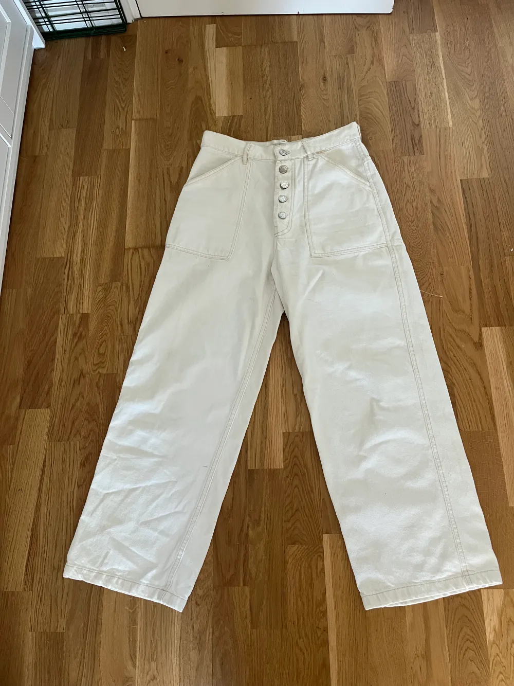 Ett par vita vida jeans från zara, använda 3 gånger utan några skador alls. Lite mer creamvita. . Jeans & Byxor.