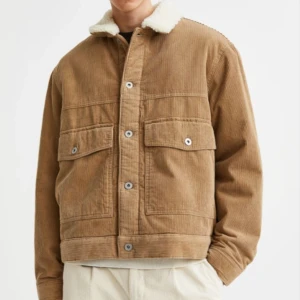 Pilefodrad Manchesterjacka - Skick: Helt ny  Storlek: XL Nypris: 699kr på HM  Säljer eftersom den var alldelles för stor  Obs: Jackan är ganska stor som man ser på bilden så köp inte om du inte är säker att den passar då retur inte är tillgängligt.  Pris är diskuterbart