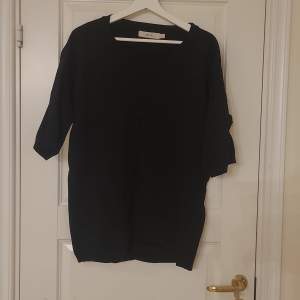 Finstickad svart tröja från märket Mayla. Har använts ett fåtal gånger, se helt nytt ut. Lite stor i storleken.