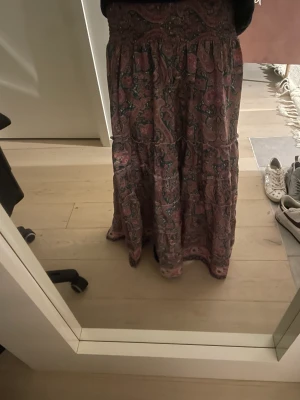 Långkjol  - En jätte snygg Långkjol som passar perfekt till sommaren helt oanvänd och passar till alla storlekar